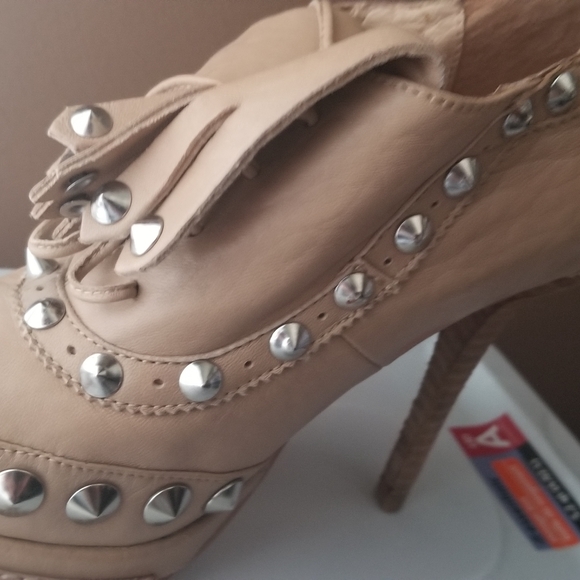 Shoes - Picture 5 of 7